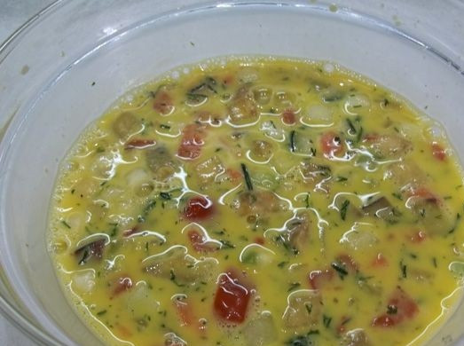 1. Этап. Омлет для кормящей мамы: 5. Овощи добавить к яйцам и немного перемешать. Такой омлет лучше приготовить не на сковороде, а в духовке, мультиварке или пароварке. Это не только снизит его калорийность, но и сохранит максимум полезного в блюде. В мультиварке на режиме Выпечка он будет готовиться около 20 минут. Готовый омлет слегка остудить, вынуть из формы и сразу подавать к столу.