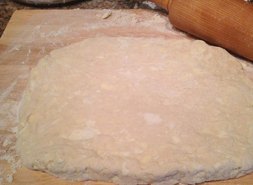 1. Этап. Воздушные слоечки Крем-чиз: Раскатайте тесто в толстый слой в 5-7 см.