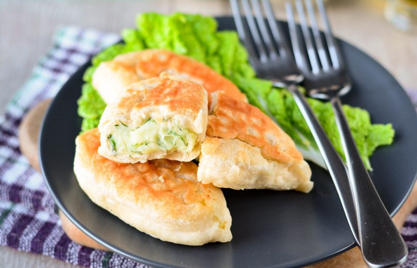 1. Этап. Жареные пирожки на заварном тесте: Готовые пирожки на заварном тесте подавайте к столу. Они получились очень мягкие и вкусные. Приятного аппетита!