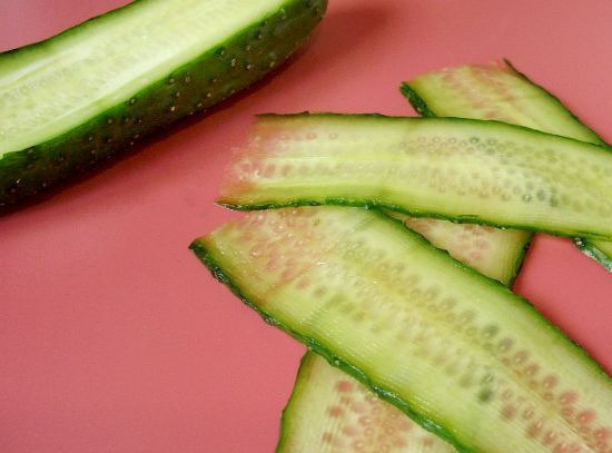 1. Этап. Канапе с огурцом на шпажках: 2. Также попробуйте творожный крем на вкус, и по необходимости добавьте к нему соли и приправ. Огурец моем, обсушим полотенцем и нарезаем вдоль очень тонкими пластинками.