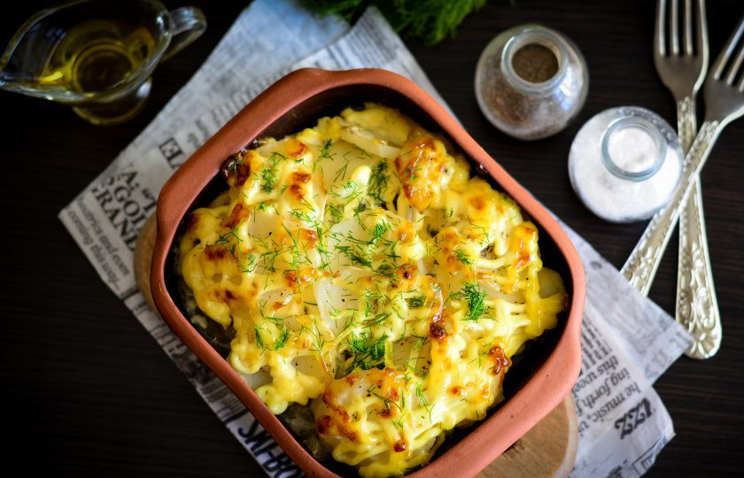 1. Этап. Свиная лопатка с картошкой в духовке: Подавайте в горячем виде к столу.