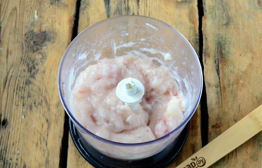 1. Этап. Террин из рыбы: Филе пангасиуса разморозьте, обсушите бумажными полотенцами, чтобы удалить лишнюю влагу. Порежьте филе на небольшие куски и измельчите в блендере до состояния кашицы.