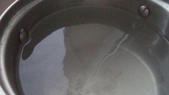 1. Этап. Капуста Чим чи: В воде растворите соль.