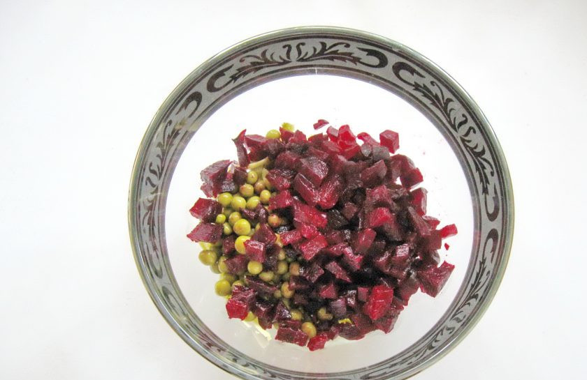 1. Этап. Салат из свеклы с зеленым горошком: Три небольших свеклы или две среднего размера отварите до готовности. Охладите, очистите и нарежьте мелким кубиком. Добавьте в салат.