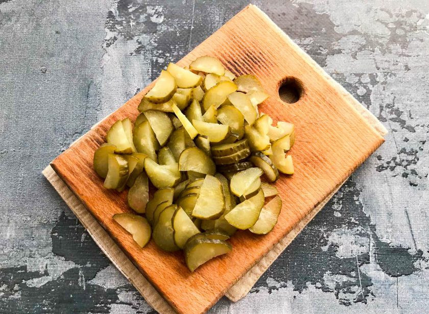 1. Этап. Салат из маринованных огурцов с луком: Маринованные огурцы мелко нарежьте или натрите на средней терке.