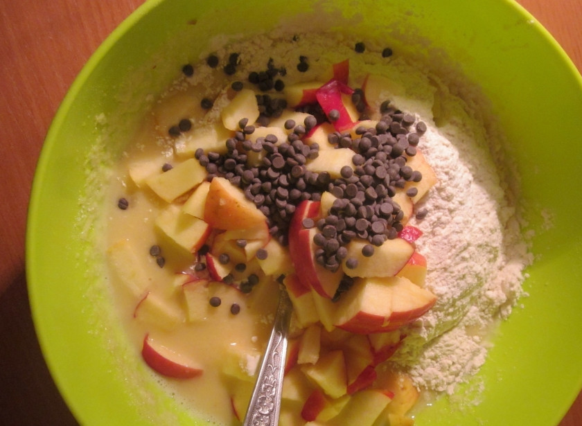 1. Этап. Торт Манник: Потом в смесь добавьте муку, разрыхлитель (или соду не погашенную), а также ванилин и начинку. В качестве начинки: яблоки, порезанные некрупно, и шоколадная крошка.