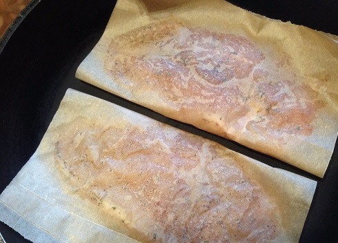 1. Этап. Куриные грудки отбивные: На среднем огне нагреваем сухую (!!!) сковороду и выкладываем на нее грудку в пергаменте. Жарим минуты 4-5.