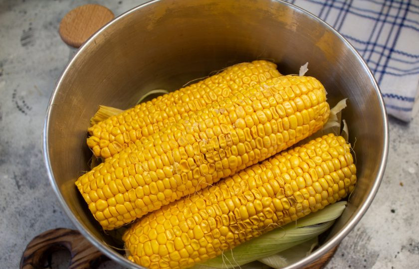 1. Этап. Кукуруза в початках: Выложите кукурузу в кастрюлю на листья.
