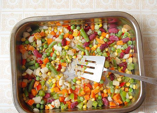 1. Этап. Запеченная скумбрия в мексиканском стиле: 2. Смесь из овощей выкладываем сверху лука. Эта смесь состоит из сладкого перца, кабачков, кукурузы, моркови, а так же стручковой фасоли, зеленого горошка и красной фасоли.