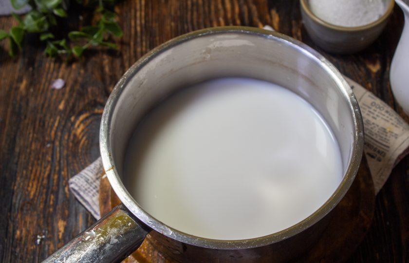 1. Этап. Пудинг из муки: 400 миллилитров молока влейте в сотейник и доведите до кипения.