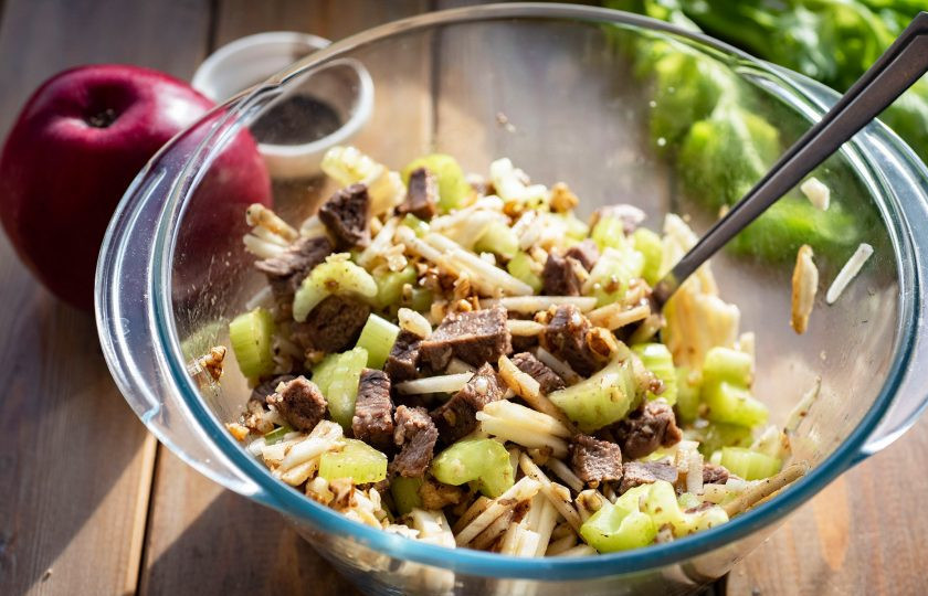 1. Этап. Салат с сельдереем и говядиной: Заправку выложите в салатную миску и все перемешайте.