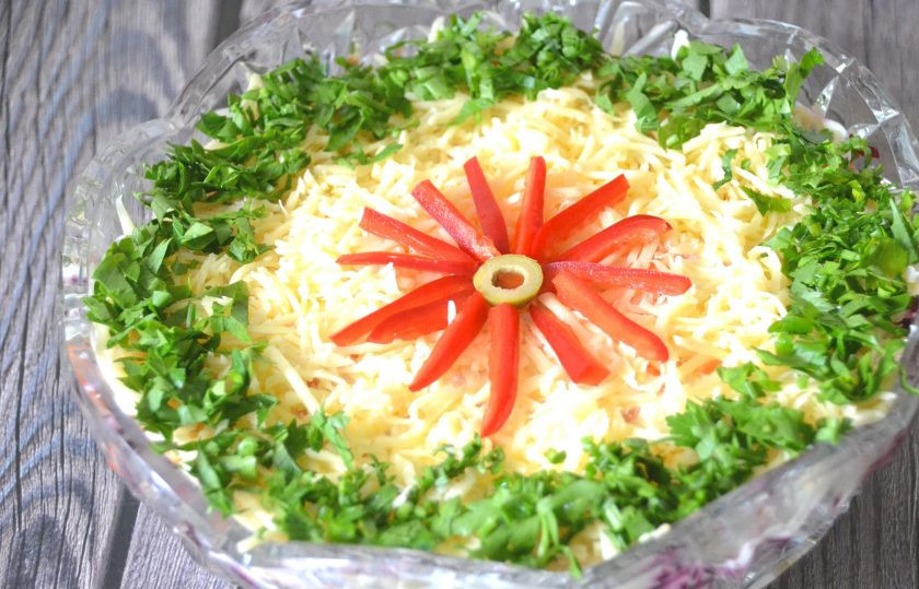 1. Этап. Салат Манон: Украсьте салат зеленью, можно выложить цветок из порезанного на полоски болгарского перца. Дайте салату настояться 1-2 часа и можно подавать к столу. Салат получился нарядным и гармоничным по вкусу, подойдет и для будничного или для праздничного стола.