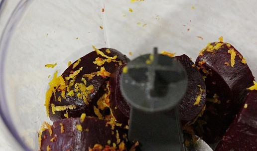 1. Этап. Куриный шницель на свекольном креме: Сложить свёклу, чеснок и цедру в чашу блендера.