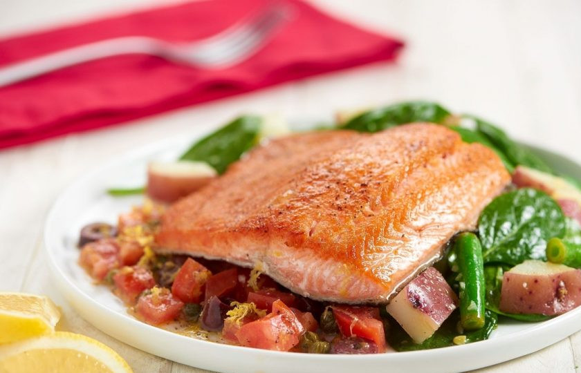 1. Этап. Жареная форель с гарниром: 6. Для подачи выложите на тарелку с одной стороны тёплый салат, а с другой — холодный. Сверху положите форель. Добавляйте сок лимона по вкусу. Приятного аппетита!