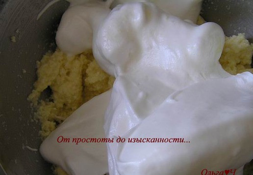 1. Этап. Творожный пирог с клубникой: Добавьте взбитые белки.