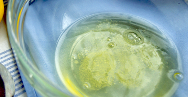 1. Этап. Безе с ягодами: В миску кладем три яичных белка.