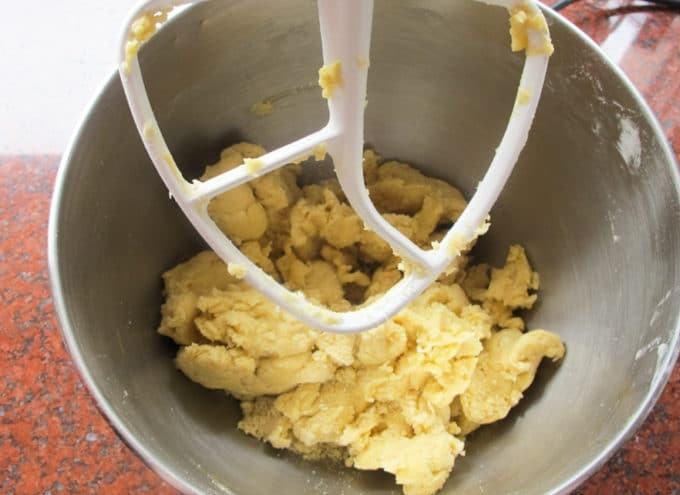 1. Этап. Бабка с корицей: 4. Потом добавьте муку, соль и влейте молоко. Всё взбейте до единой консистенции.