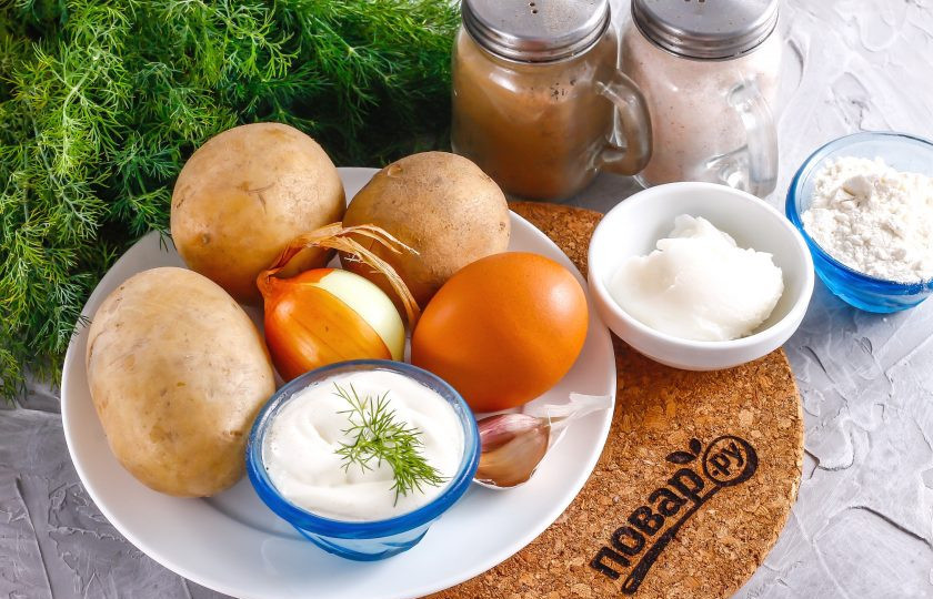 1. Этап. Кремзлики: Подготовьте указанные ингредиенты. Картофель, лук, чеснок очистите от кожуры и промойте в воде.