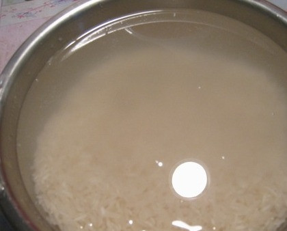 1. Этап. Плов с яблоками: Рис промываем несколько раз под холодной водой и оставляем его в дуршлаге, чтобы он немного подсох.