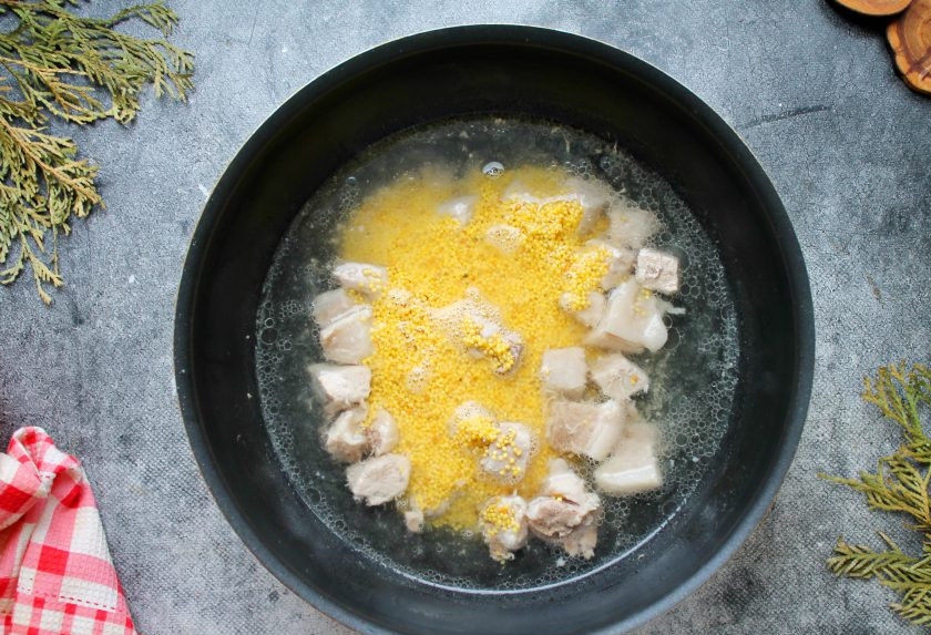 1. Этап. Кулеш Солдатский: Всыпьте в кастрюлю подготовленное пшено и варите на среднем огне в течение 10 минут.