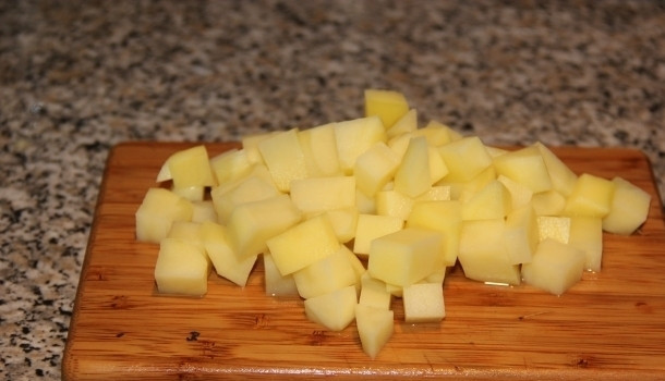 1. Этап. Суп-пюре из лосося со сливками: Очищенный картофель промойте и нарежьте кубиками.