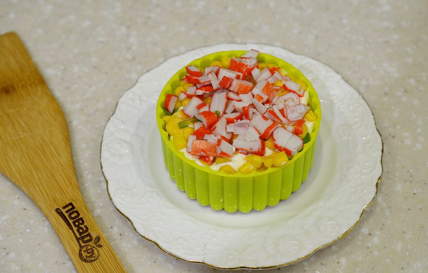 1. Этап. Слоеный салат с кукурузой: 6. Затем крабовые палочки.