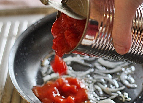 1. Этап. Соус к рису с курицей: 3. Помидоры залить кипятком и очистить от кожицы. Можно заменить свежие помидоры консервированными томатами в собственном соку. Их нужно добавить на сковороду к уже обжаренному луку и чесноку.