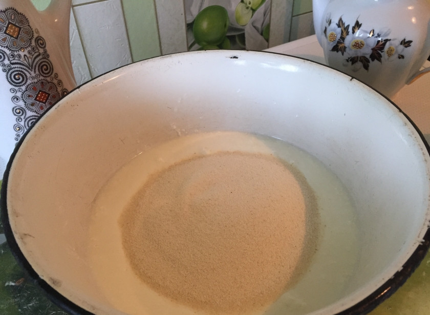 1. Этап. Манник с сухофруктами: Для начала займитесь тестом. Стакан манной крупы залейте стаканом кефира. Всё хорошо перемешайте и оставьте на 30 минут, чтобы крупа размокла. Если крупа выглядит суховатой, можно добавить ещё немного кефира.