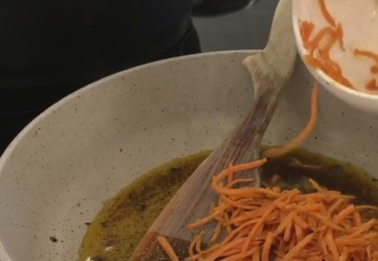 1. Этап. Салат из кальмаров с морковью по-корейски: 4. В разогретую сковороду добавьте 5 ст. ложек растительного масла. Затем отправьте приправу и перец. Следом выложите корейскую морковь, перемешайте и уберите сковороду с огня.