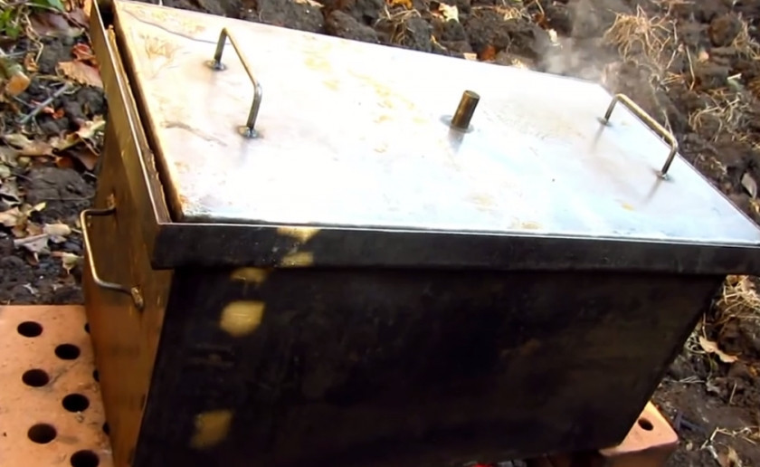 1. Этап. Копченые перепела: 4. Коптим приблизительно минут 40. Если не любите сильно копченого, - крышку пару раз снимайте, споласкивайте водой, вытирайте насухо и возвращайте на место.