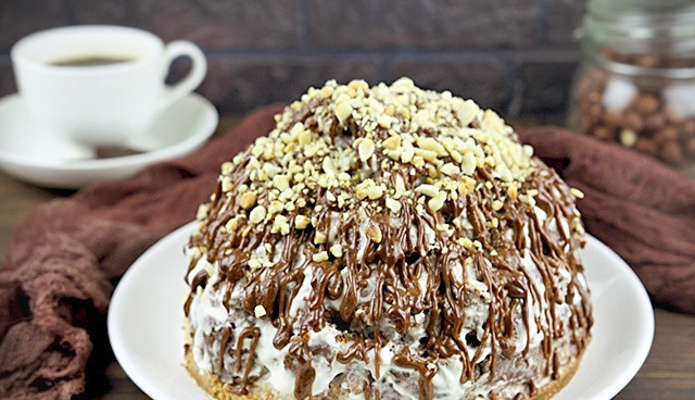 1. Этап. Торт Графские развалины со сметаной: Поливаем готовой остуженной глазурью тортик, украшаем орехами. Торт готов, приятного аппетита!