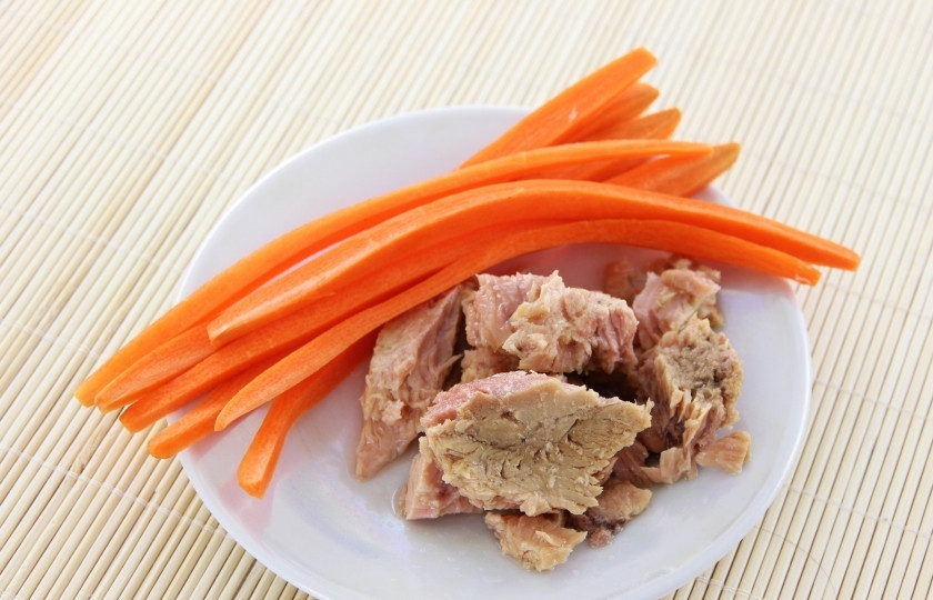 1. Этап. Роллы с консервированным тунцом: Морковь тоже сварите. Нарежьте её тонкой соломкой вдоль. Подготовьте тунец, слейте его сок.