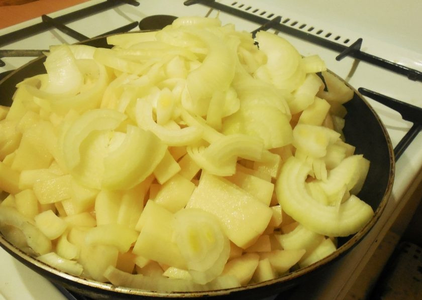 1. Этап. Рецепт картошки с луком: 2. Очищаем картофель, тщательно моем и подсушиваем его бумажным полотенцем. Нарезаем соломкой и отправляем на сковороду, где уже раскалилось растительное масло. Картофель можно жарить с добавлением сала или сливочного масла. Я люблю сыродавленное растительное масло, на нем картошечка получается очень ароматной.