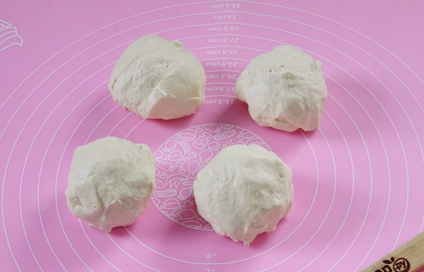 1. Этап. Слойки на кефире: По истечении часа достаньте тесто из холодильника и разделите его на 4 части.