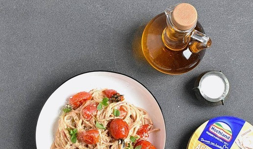 1. Этап. Паста с жареными помидорами: 7. Выкладывайте в подогретые тарелки, посыпайте свежесмолотым черным перцем и базиликом. Можно дополнительно сбрызнуть оливковым маслом.