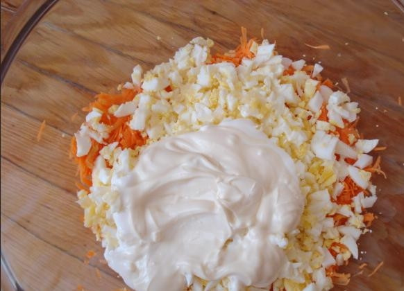 1. Этап. Морковь с яйцом: Добавляем к моркови с яйцами чеснок, соль и майонез. Все хорошо перемешиваем и наш салат готов:)