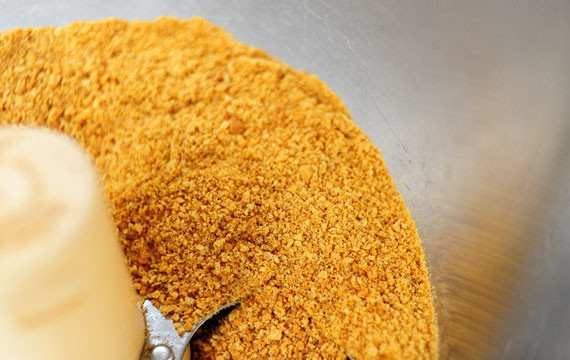 1. Этап. Тесто на сливочном масле для пирога (основа): 1. Чтобы сделать рецепт еще проще, я предлагаю использовать блендер. Отправьте в чашу печенье и измельчите его в мелкую крошку.