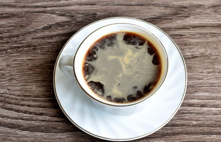 1. Этап. Коктейль «Бодрость»: Сварите очень крепкий кофе и остудите его. Можно приготовить растворимый кофе или воспользоваться кофейным напитком без кофеина.