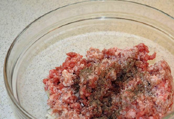 1. Этап. Самса из лаваша: Смешайте лук, фарш, соль, перец, немного воды и хорошо перемешайте. Отдельно взбейте яйцо.