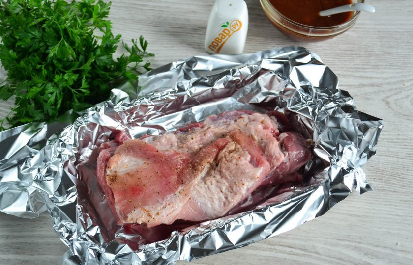 1. Этап. Маринад для ребрышек в духовке: Свиные ребра целым куском положите в форму для запекания, натрите солью и перцем и оставьте минимум на 15 минут. Пусть мясо напитается ароматом перца.