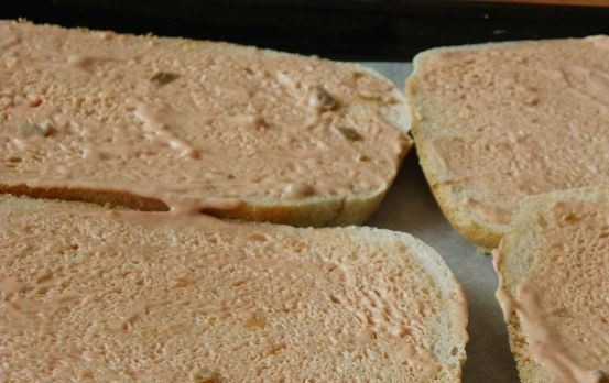 1. Этап. Пицца на хлебе: Хлебушек нарежьте на ломики около сантиметра толщиной. Можно использовать уже нарезанный батон. Смажьте каждый кусочек смесью кетчупа и майонеза.