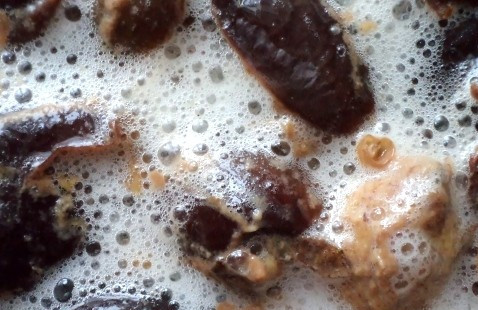 1. Этап. Квас из пшеницы: Через 12 часов на поверхности появятся пузырьки. Сливаем ферментированную водичку в емкость, добавляем сахар и сок, а также горсть сухофруктов. Через 8-12 часов квас готов!