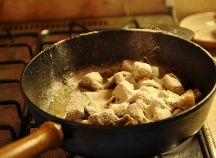 1. Этап. Мясо кусочками на сковороде: Добавляем муку, обжариваем пару минут.