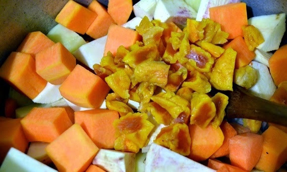 1. Этап. Рагу из говядины в тыкве по-аргентински: Перемешиваем и через минут 10-15 можно посолить и поперчить по вкусу. Дальше добавляем морковь, тыкву, батат, картофель и нарезанный небольшими кусочками сушеный персик.