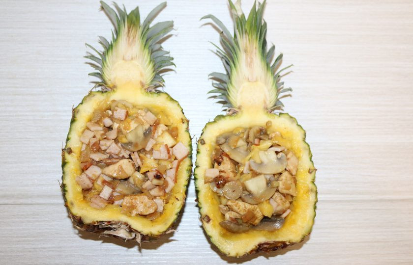 1. Этап. Фаршированные ананасы: Выложите начинку в ананас.