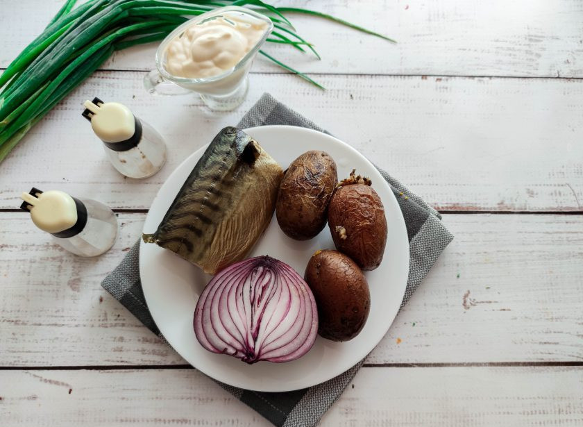 1. Этап. Салат с картофелем и копченой скумбрией: Подготовьте все необходимые ингредиенты.