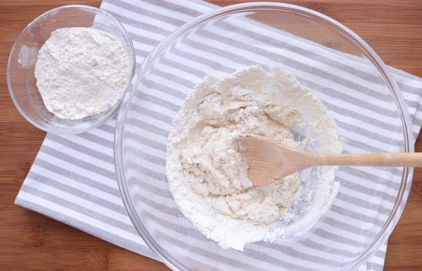 1. Этап. Вытяжное тесто для штруделя: Постепенно добавьте просеянную муку и замесите гладкое тесто, оно не должно липнуть к рукам. Если тесто получилось липким, не спешите добавлять больше муки, лучше по необходимости, во время вымешивания теста, присыпайте руки мукой.