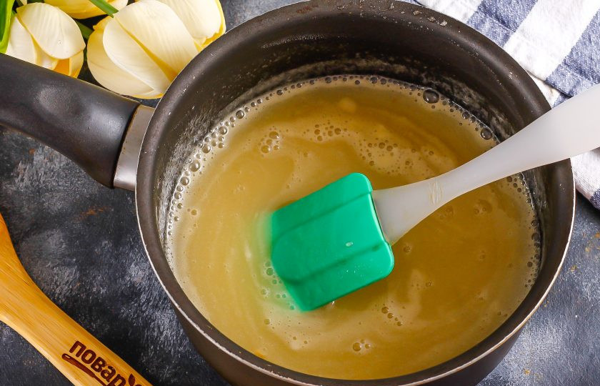 1. Этап. Шоколадный пирог с карамелью: Пока пирог выпекается, выложите мед в антипригарную емкость: ковш, казан. Можно заменить мед сахаром. Растопите его при сильном нагреве до пышной пены, выключите нагрев и слегка остудите, 2-3 минуты. Влейте сливки и перемешайте. Поместите на плиту, но не доводите до кипения. Полученную карамель остудите примерно 20 минут на холоде.