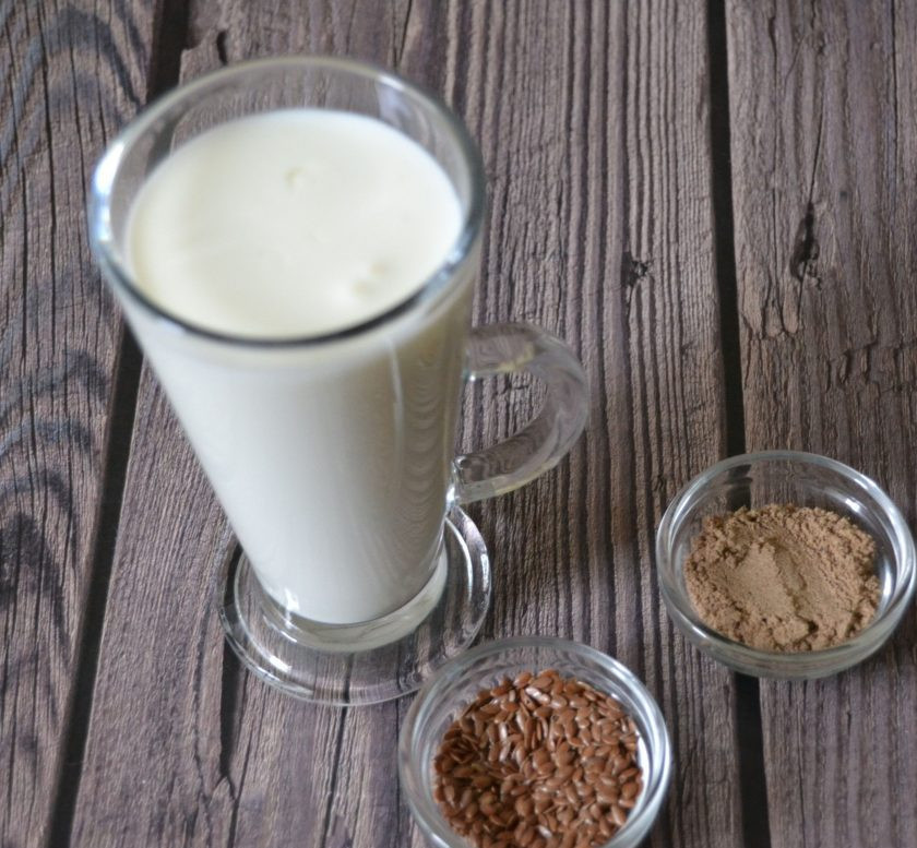 1. Этап. Льняная мука для похудения с кефиром: Подготовьте ингредиенты. Льняную муку можно взять готовую, а можно измельчить льняное семя в кофемолке.