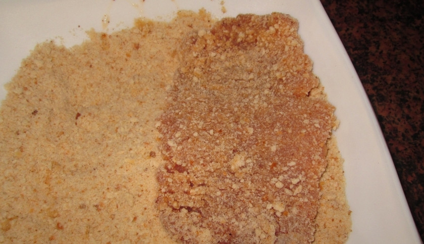 1. Этап. Отбивные в мультиварке: 6. Каждый кусок мяса сначала обмакиваем в яйце, потом в сухарях. Во время этого процесса включаем мультиварку, режим 